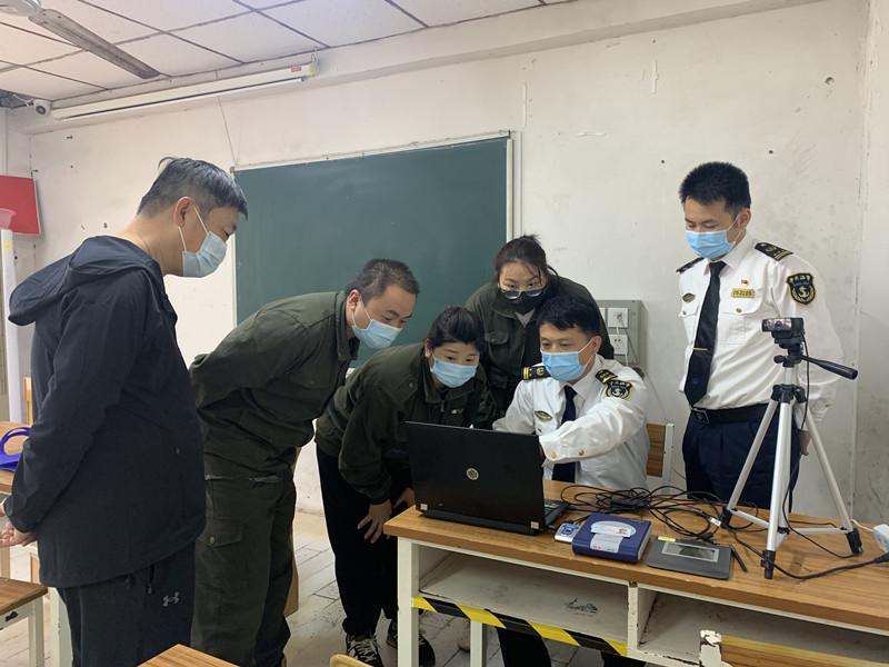 青島海事局上門(mén)服務(wù)做好海員證信息采集.jpg