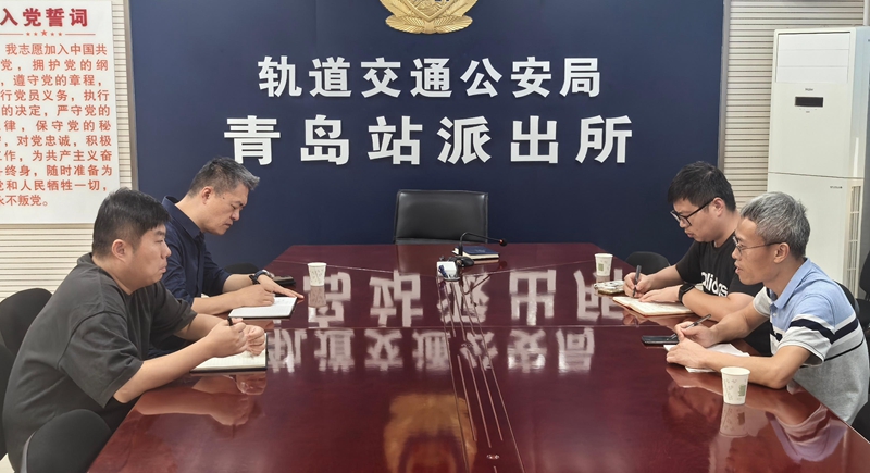 治安支隊對接相關(guān)技術(shù)人員完善平臺建設(shè).jpg