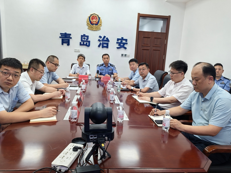 治安支隊(duì)派員收聽收看省廳視頻會(huì)議.jpg