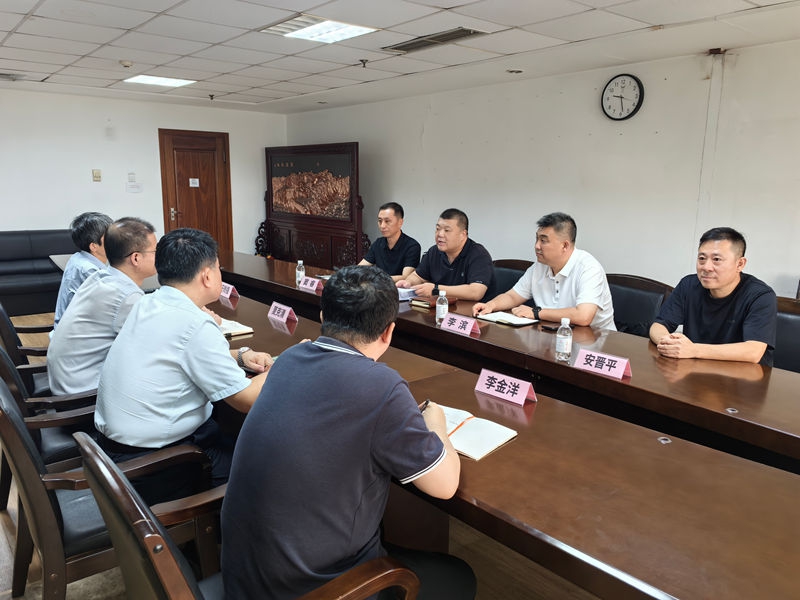 治安支隊(duì)到青島金融監(jiān)管局對(duì)全市銀行業(yè)金融機(jī)構(gòu)第九輪安全評(píng)估工作進(jìn)行會(huì)商.jpg