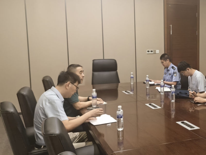 治安支隊(duì)召集系統(tǒng)運(yùn)維公司就旅館業(yè)治安管理信息系統(tǒng)升級(jí)工作進(jìn)行研究.jpg